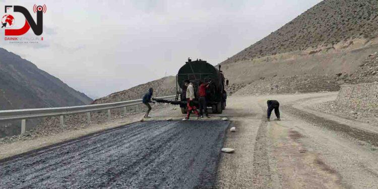 जोमसोम–कागबेनी सडक कालोपत्र गरिँदै