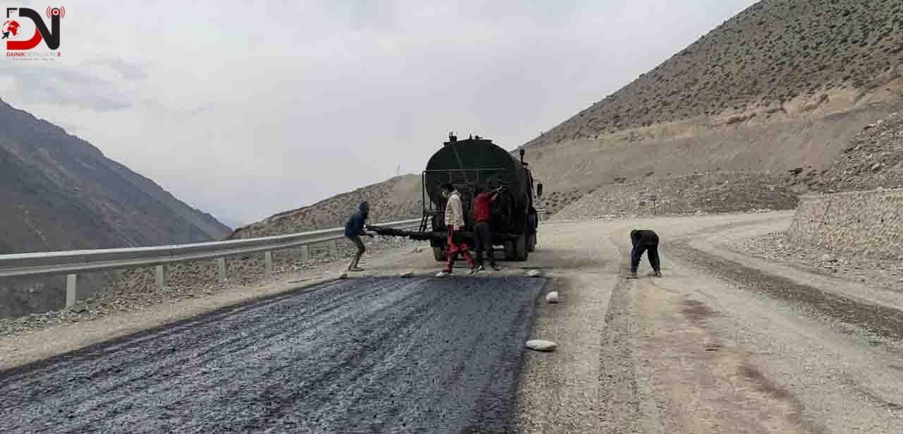 जोमसोम–कागबेनी सडक कालोपत्र गरिँदै