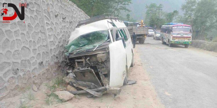 माइक्रोबस र टिपर ठोक्किँदा १३ जना घाइते, दुईको अवस्था गम्भीर