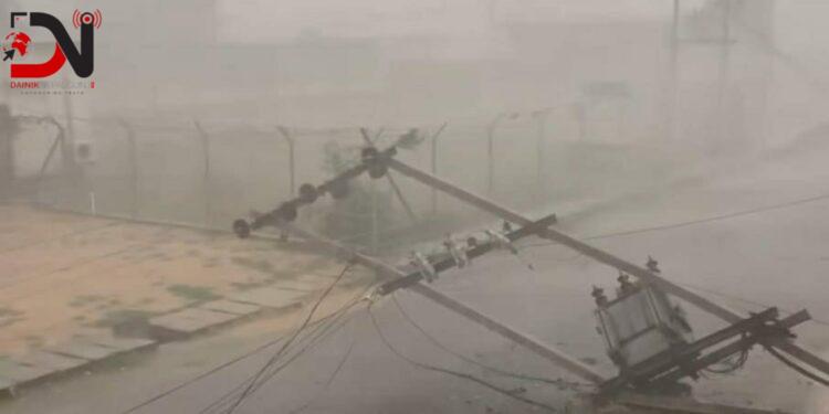 एकछिनको हावाहुरीले विद्युत अवरुद्ध