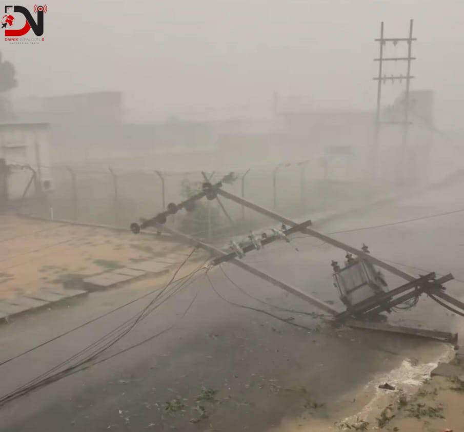 एकछिनको हावाहुरीले विद्युत अवरुद्ध