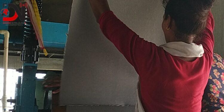 गाउँले महिला नै मेसिन अपरेटर