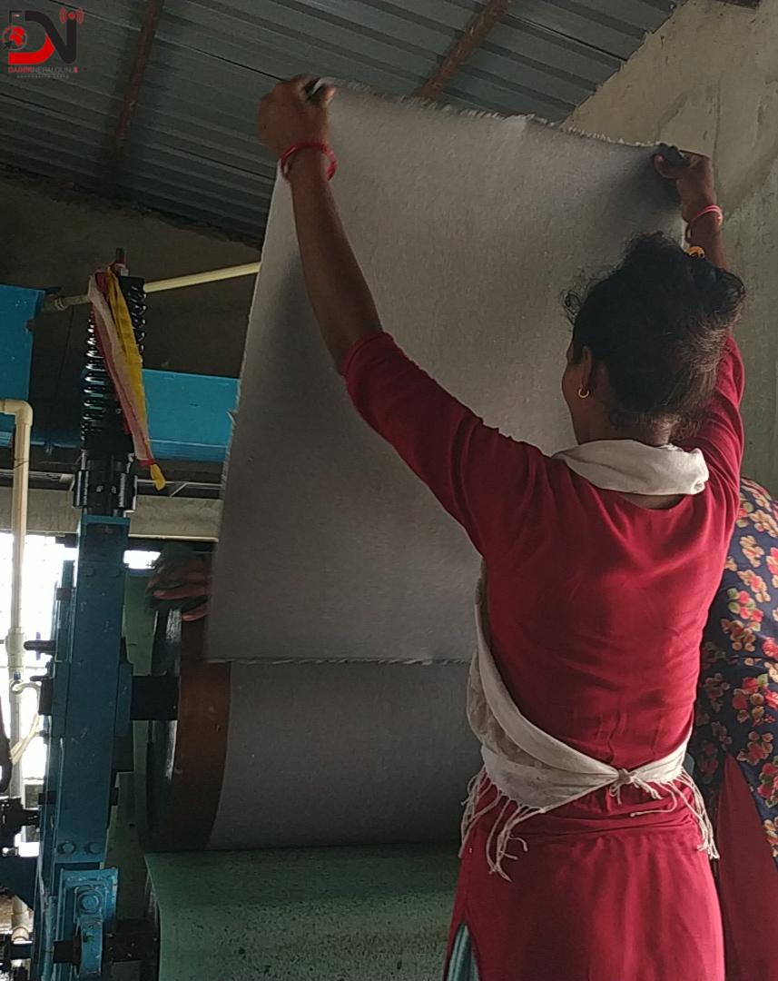 गाउँले महिला नै मेसिन अपरेटर