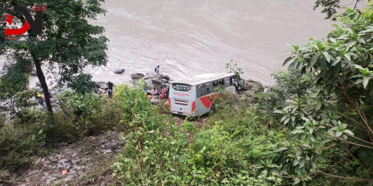 नेपालगन्जबाट काठमाडौं गएको बस त्रिसुलीमा खस्यो