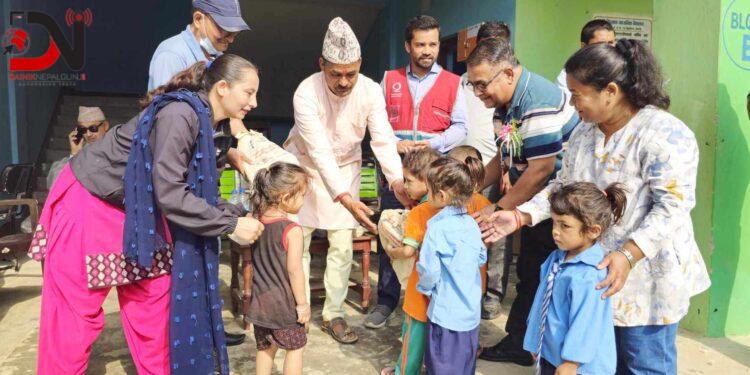 धनगढीका ८ सय ६५ बालबालिकालाई गर्मीबाट जोगाउन छाता लगायतका सामग्री वितरण