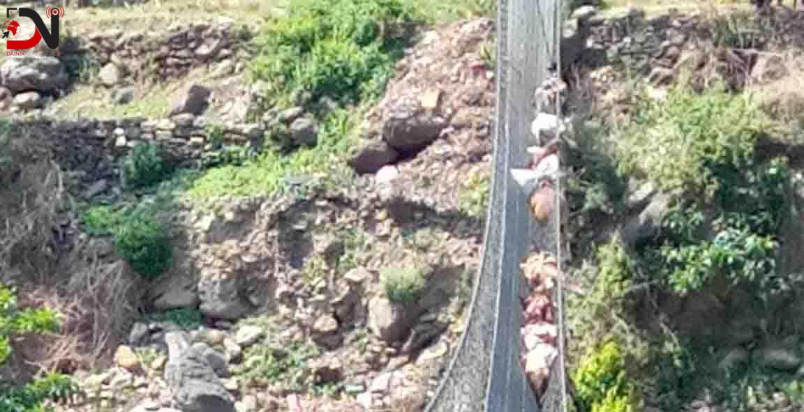 जाली लत्रिँदा १३ खच्चड कर्णालीको झोलुङ्गे पुलमा अड्किए
