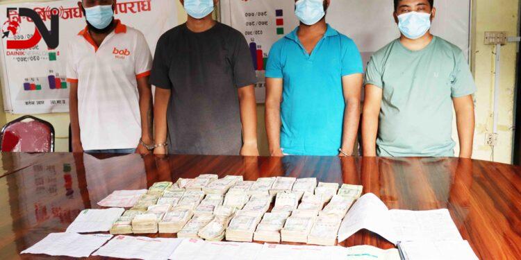 हुण्डी कारोबार गर्ने चार पक्राउ