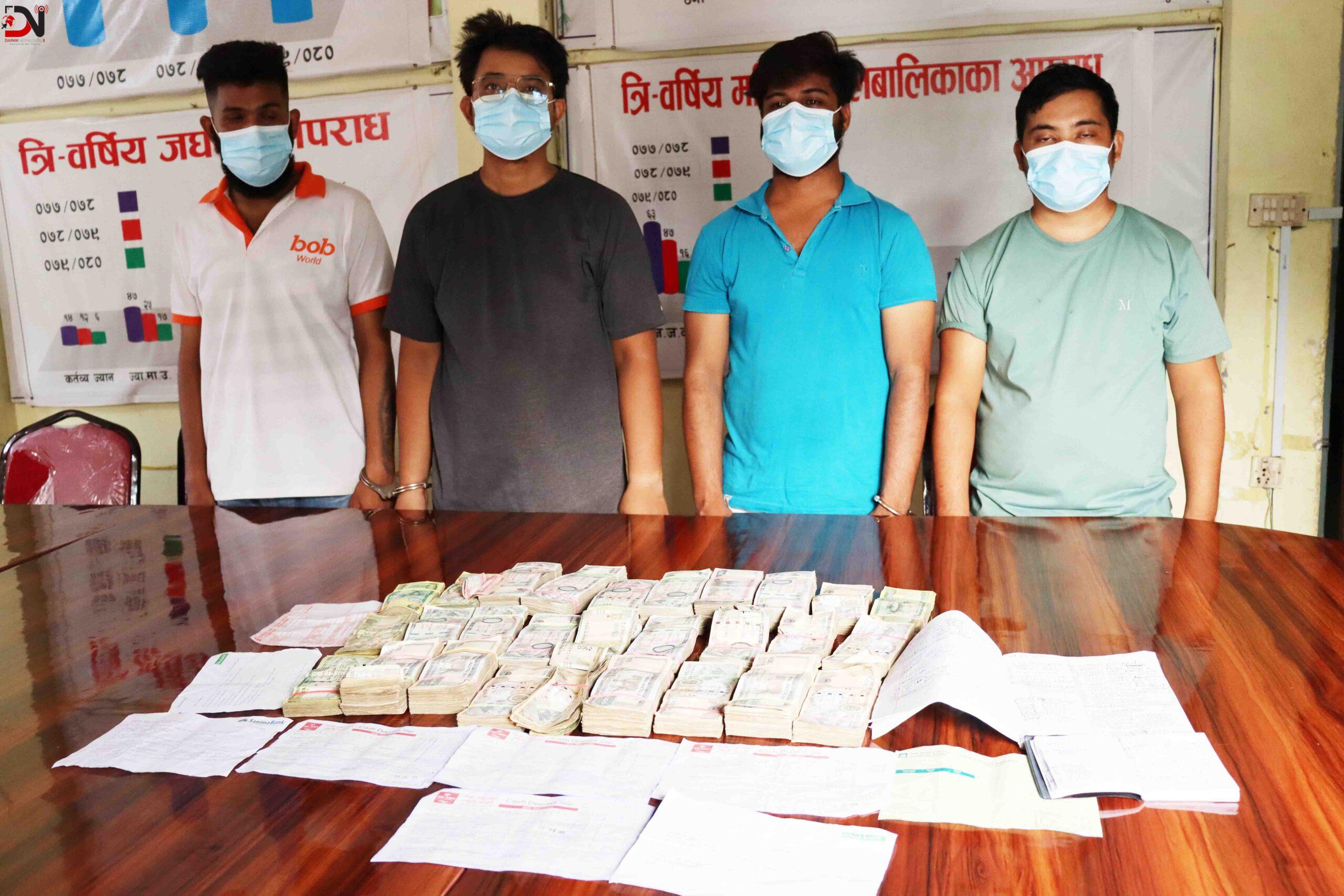 हुण्डी कारोबार गर्ने चार पक्राउ