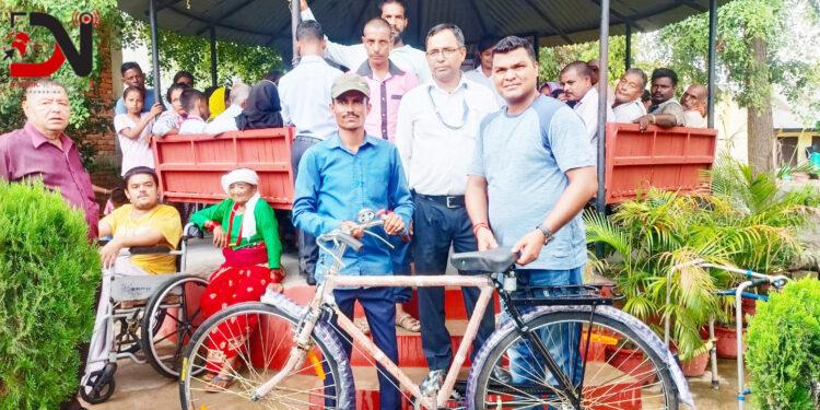 वडा नं. १८ द्वारा सहायक सामाग्री वितरण