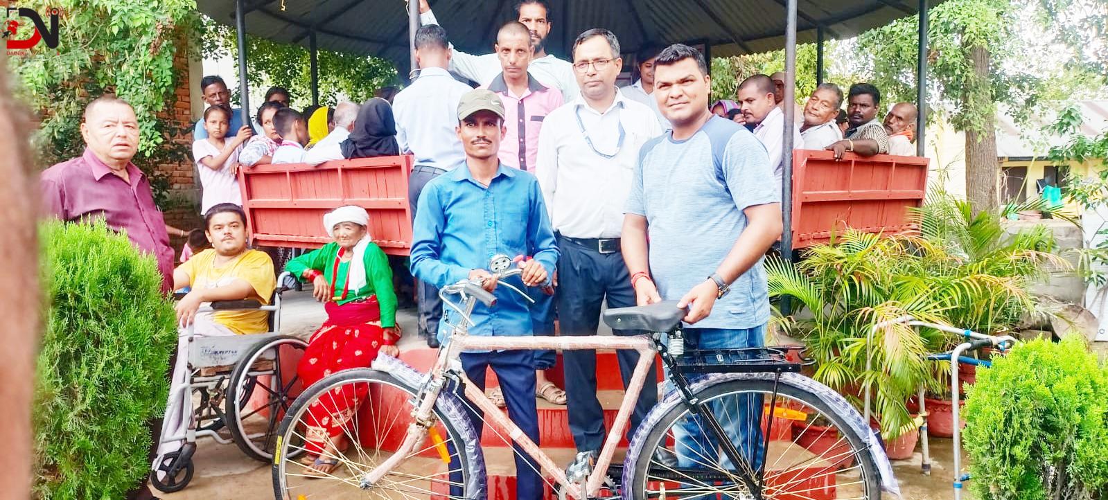 वडा नं. १८ द्वारा सहायक सामाग्री वितरण