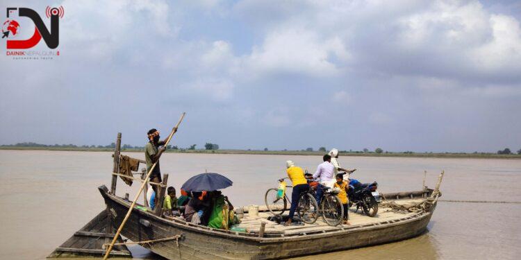 तटीय क्षेत्रका नागरिकलाई नदी तर्न डुङ्गाकै भर