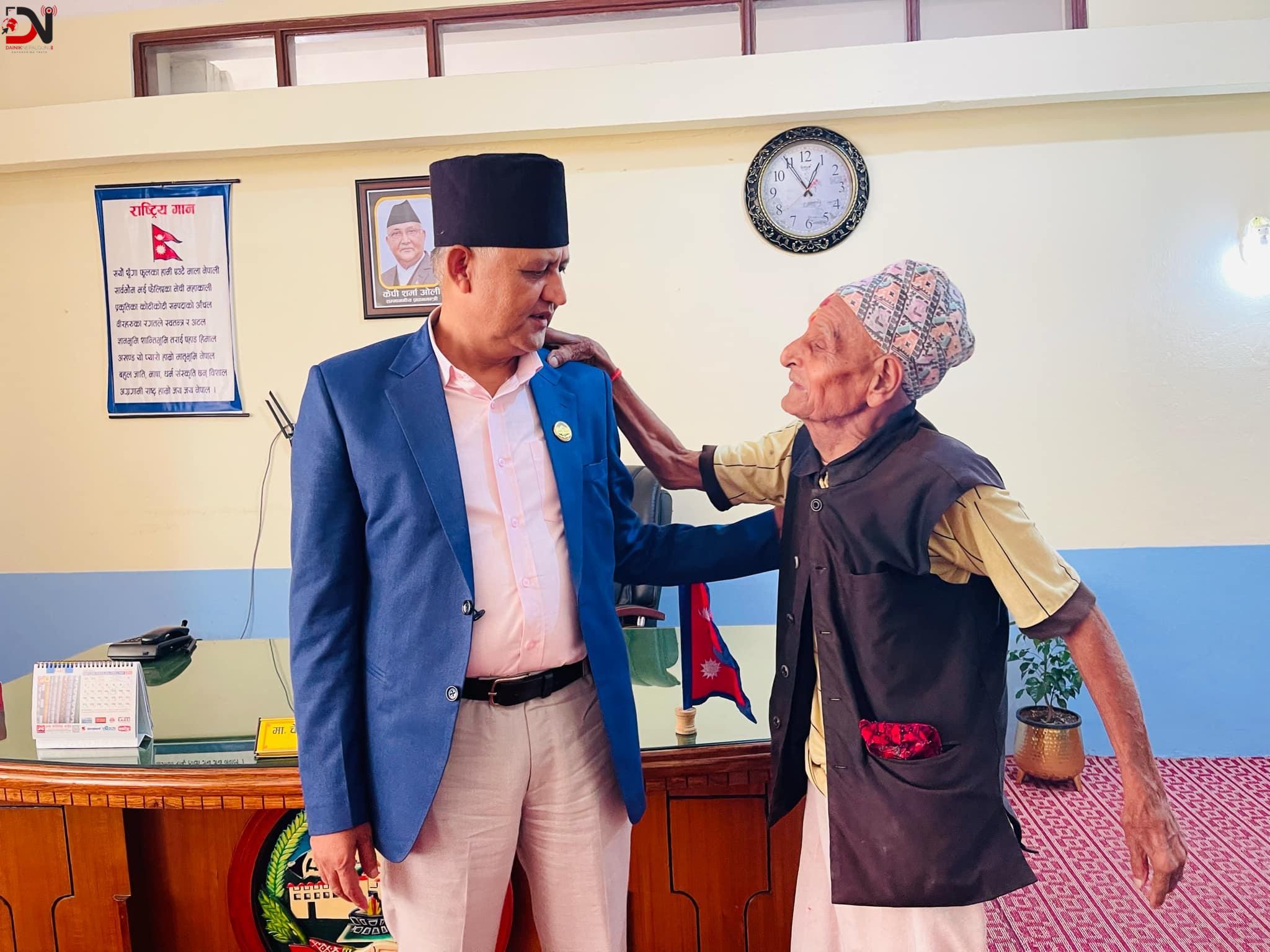 ज्येष्ठ नागरिकलाई गाडी भाडा छुट दिने कार्यविधि पूर्ण कार्यान्वयनमा ल्याउन मुख्यमन्त्री आचार्यको पहल