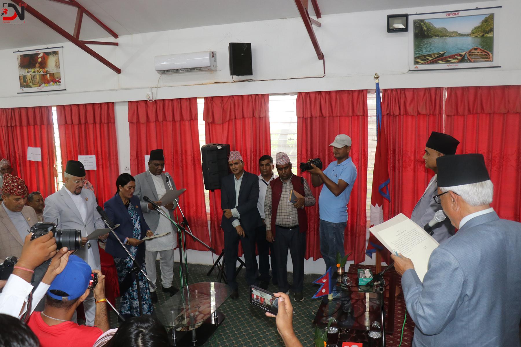 कर्णाली प्रदेश सरकारका नवनियुक्त मन्त्रीद्वारा शपथ