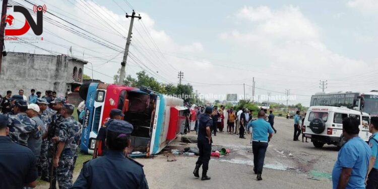 बस दुर्घटना : दुईको मृत्यु, २७ घाइते