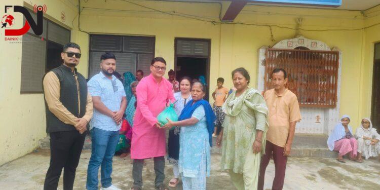 भ्रमणको रकमबाट असहायलाई खाद्यान्न