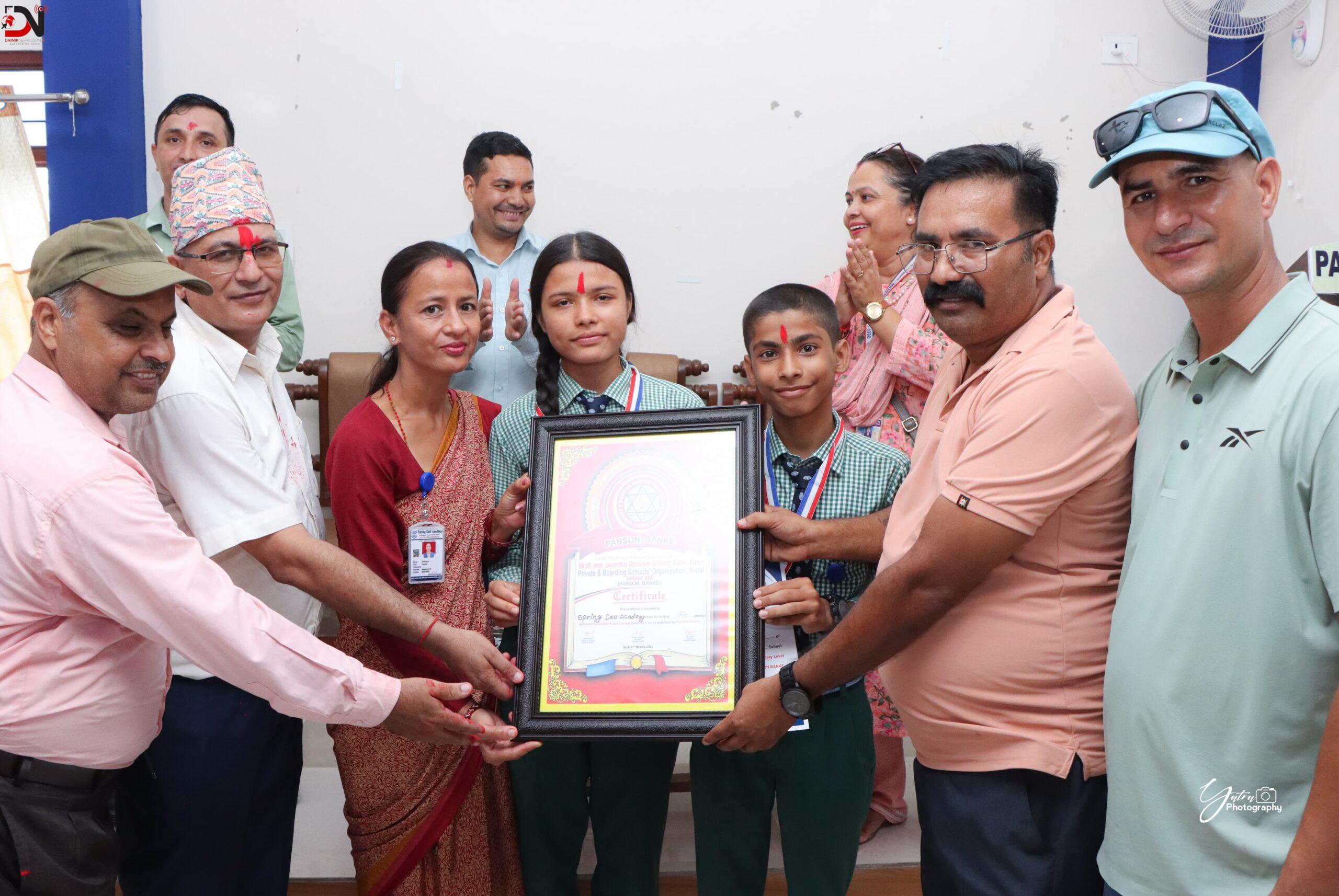 स्प्रीङ डेल क्वीजमा प्रथम