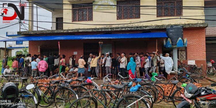 मल किन्दा किसानलाई साबुन भिडाउँदै सहकारी