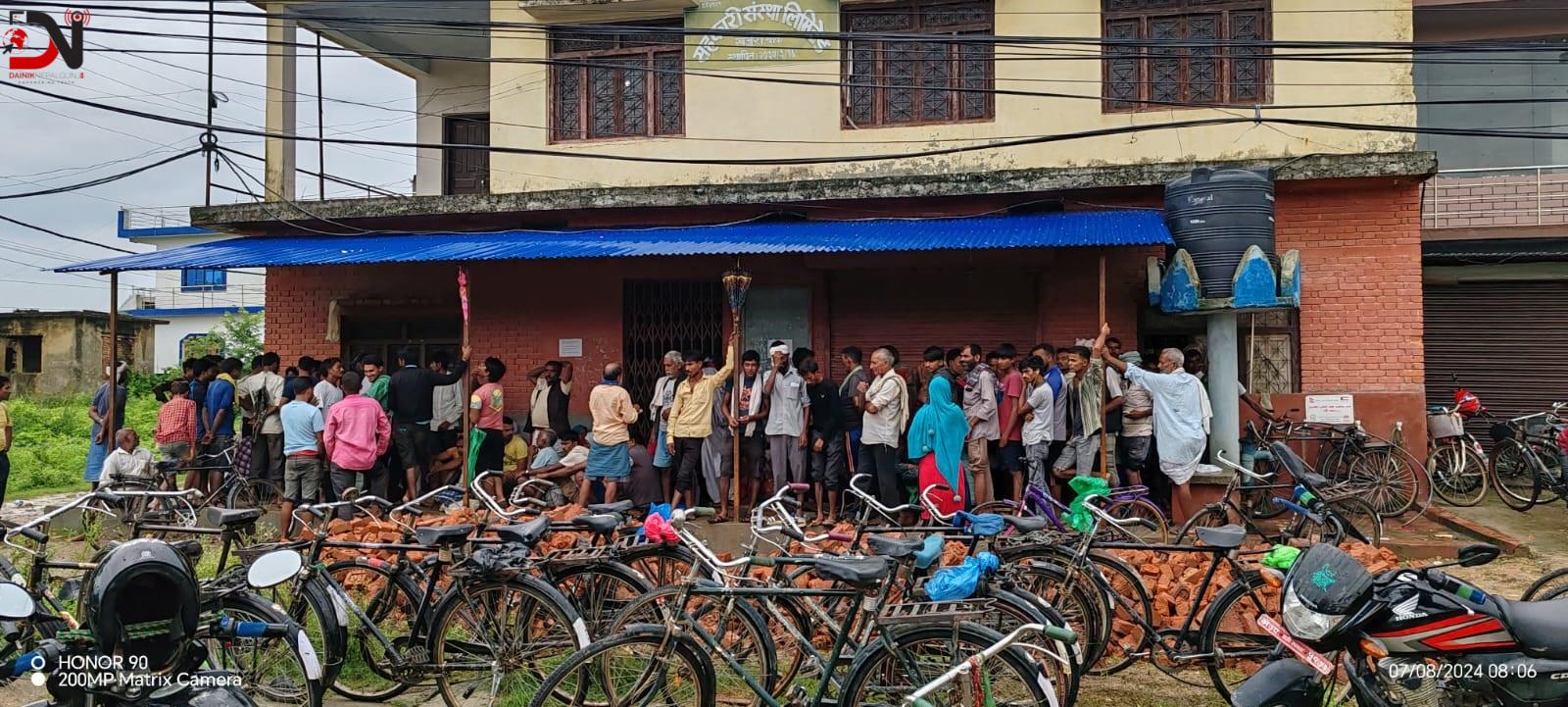 मल किन्दा किसानलाई साबुन भिडाउँदै सहकारी