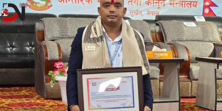 इन्जिनियर टेक उत्कृष्ट निजामती कर्मचारीबाट सम्मानित