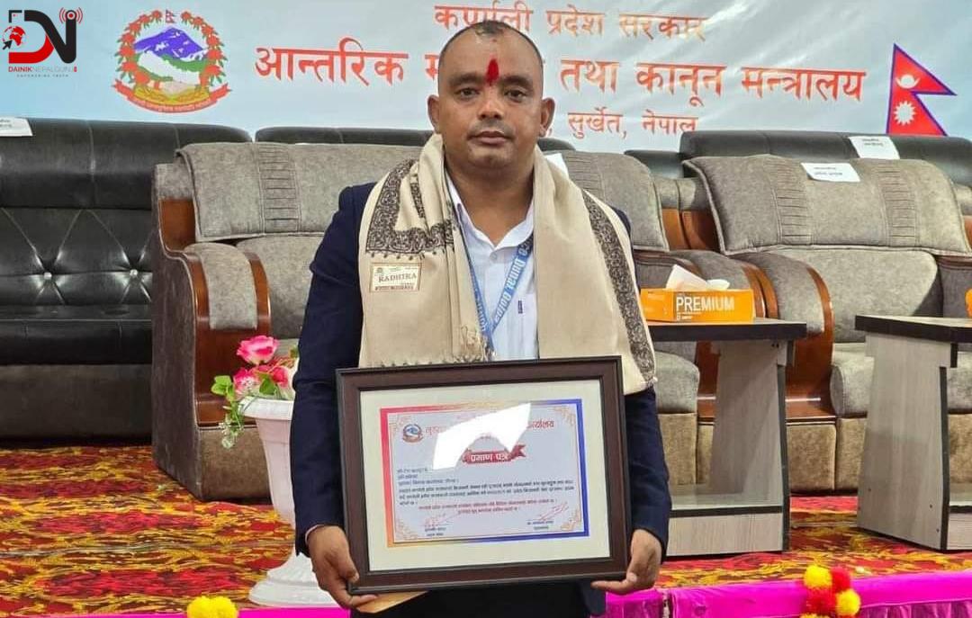 इन्जिनियर टेक उत्कृष्ट निजामती कर्मचारीबाट सम्मानित