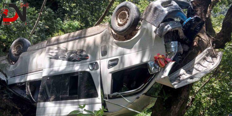 पोखरा जाँदै गरेको माइक्रोबस नुवाकोटमा दुर्घटना, १२ जना घाइते