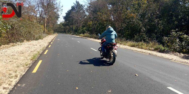 वनक्षेत्रमा विस्तारित सडकले वन्यजन्तुको बासस्थान साँघुरिदै