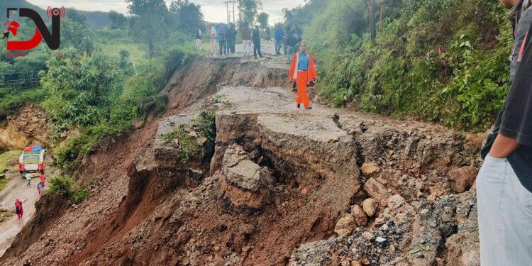 अविरल वर्षाः देशभर ६३ स्थानमा यातायात अवरुद्ध