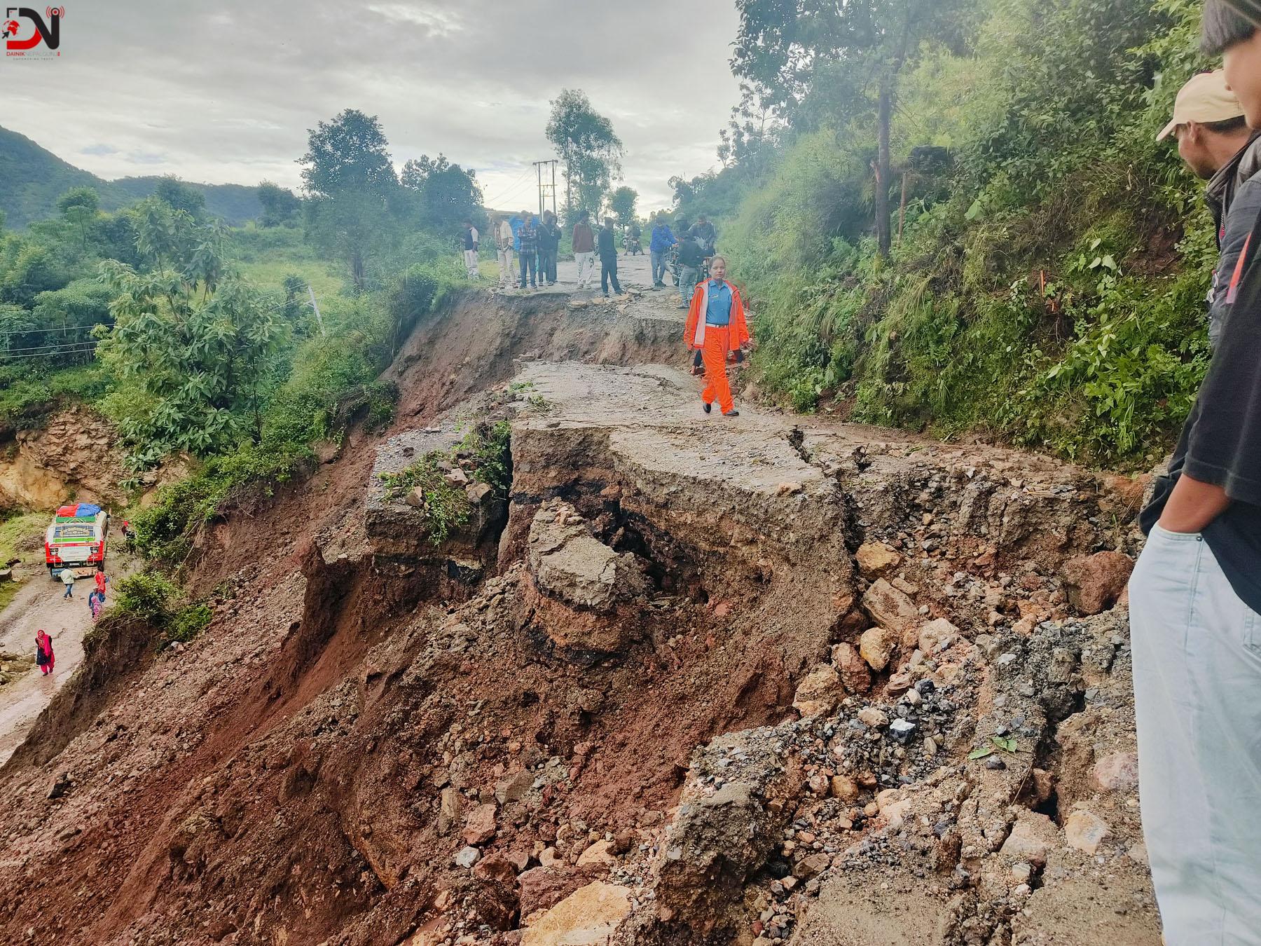 अविरल वर्षाः देशभर ६३ स्थानमा यातायात अवरुद्ध