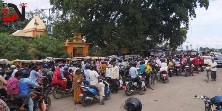 टिका थाप्न फर्कदै नेपाली