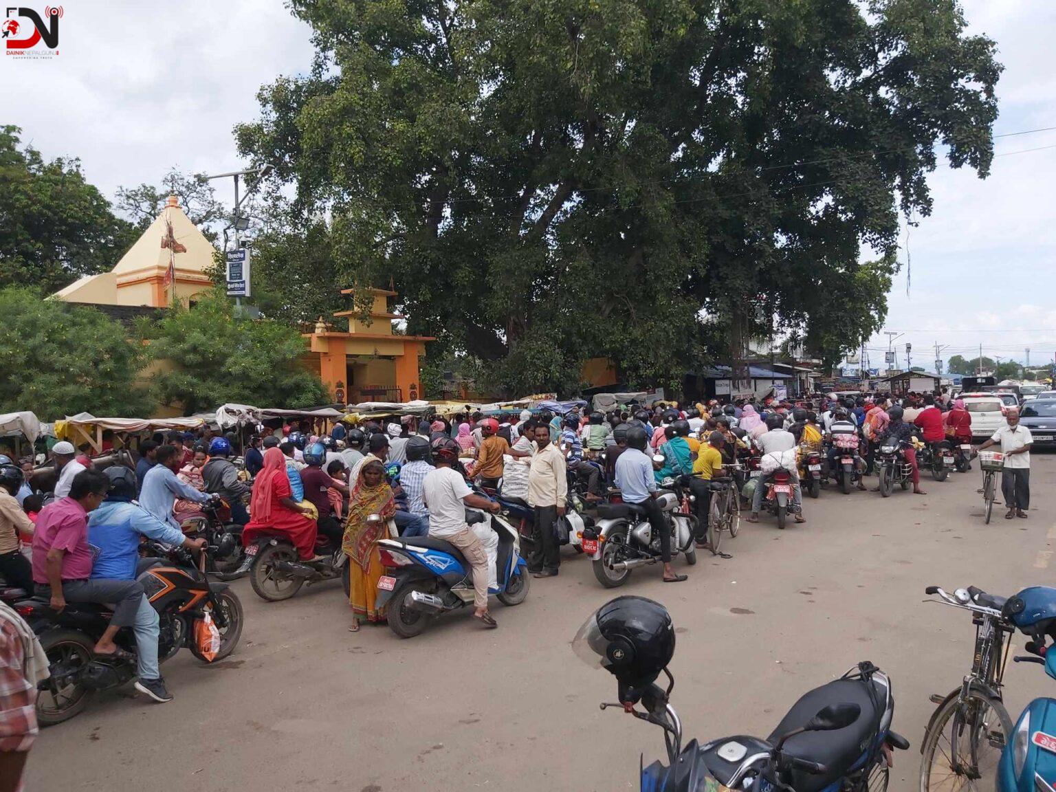 टिका थाप्न फर्कदै नेपाली