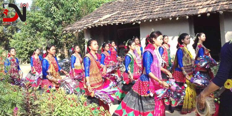 दसैँको तयारीमा थारू समुदायका महिलाको व्यस्त