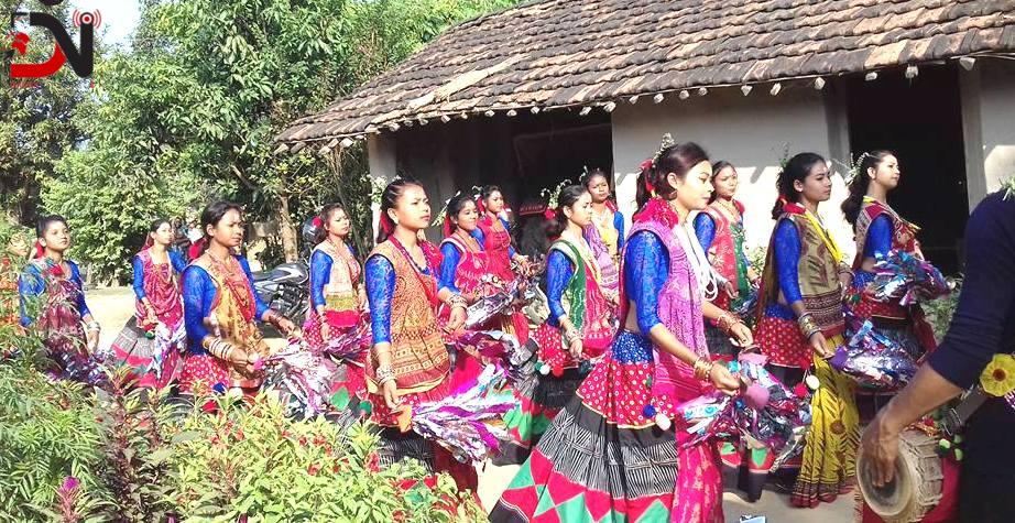 दसैँको तयारीमा थारू समुदायका महिलाको व्यस्त