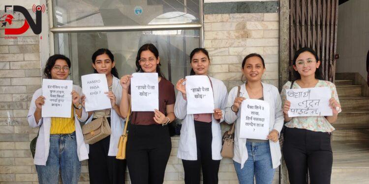 इन्टर्न डाक्टरहरु आन्दोलित