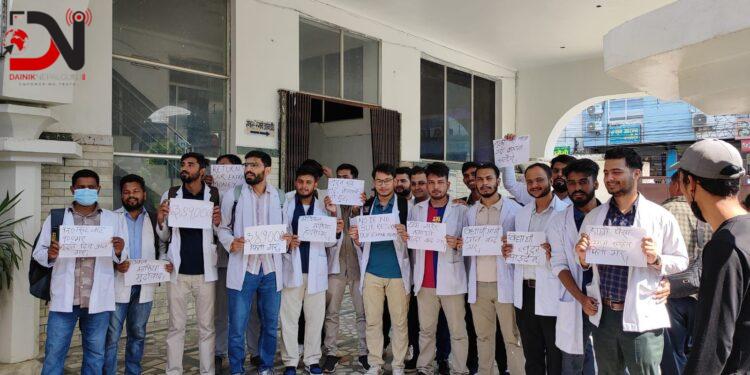 इन्टर्न डाक्टरहरु आन्दोलित