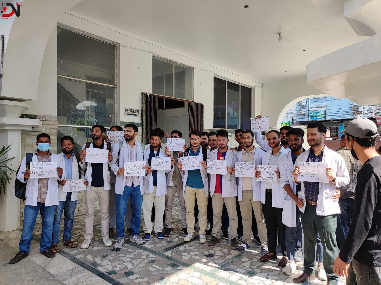 इन्टर्न डाक्टरहरु आन्दोलित