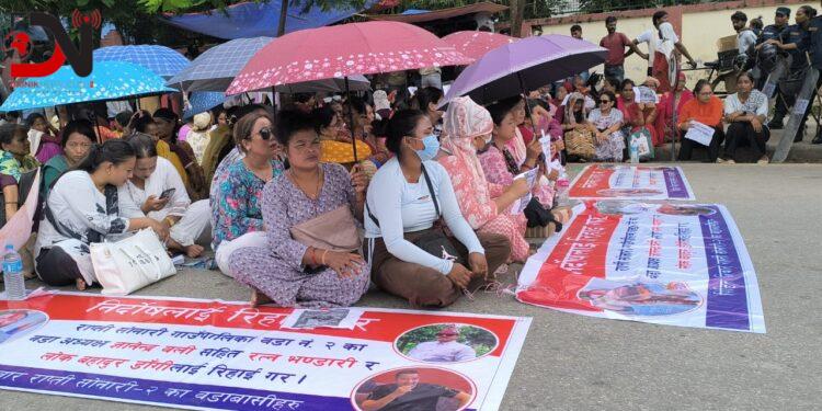 अदालत भित्र बहस, बाहिर धर्ना