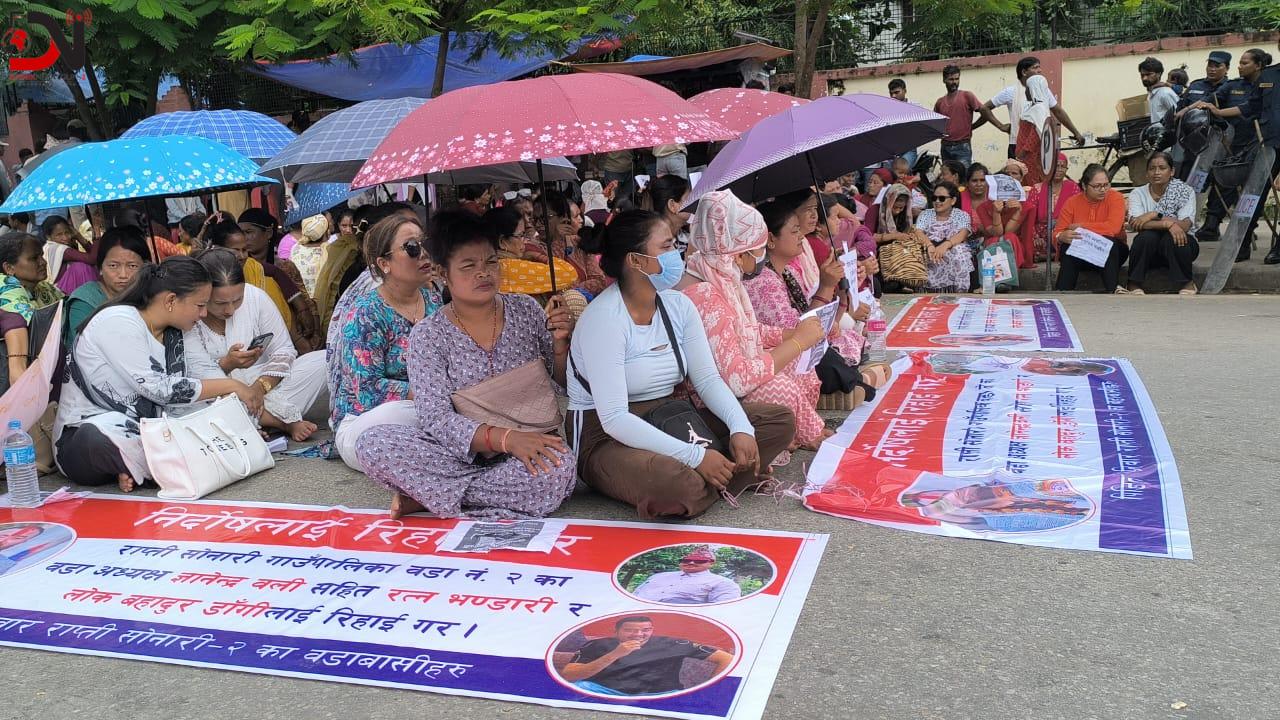 अदालत भित्र बहस, बाहिर धर्ना