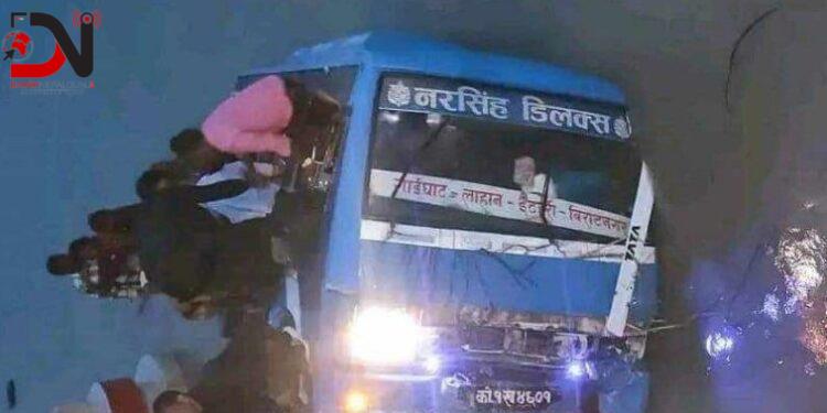 सप्तकोसीमा खसेको बसमा सवार १७ जनाको उद्धार