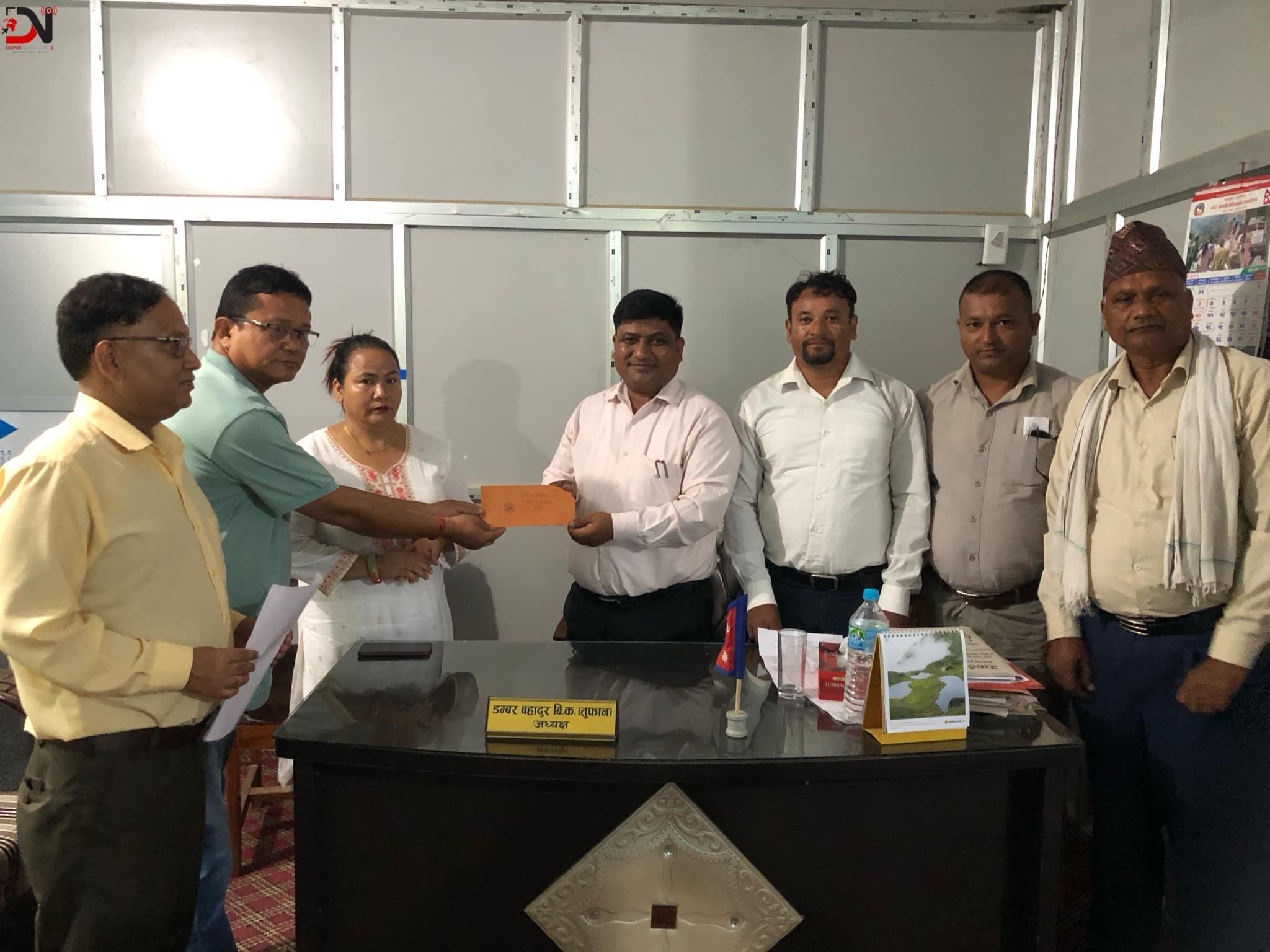 जनप्रतिनिधसँग पुल र सडक निर्माणको माग गर्दै खजुरावासी