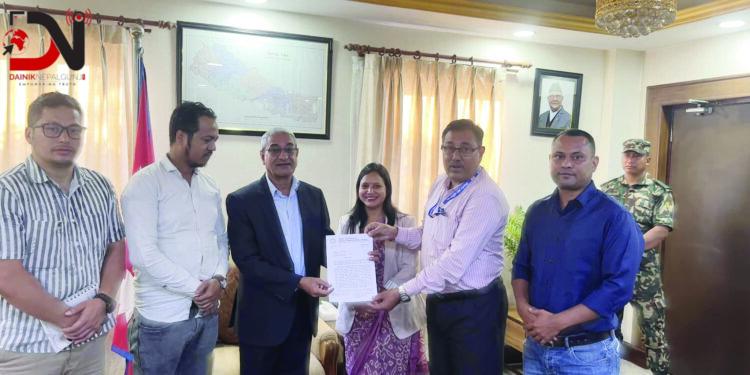 व्यवसायिक समस्या बोकेर मन्त्रालय धाउँदै संघ