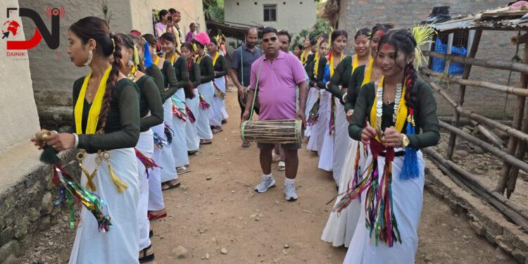 थारु बस्तीमा ‘सखिया नाच’को रौनक
