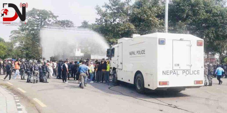 पोखरामा प्रदर्शनकारीले निषेधाज्ञा तोड्न खोज्दा तनाव