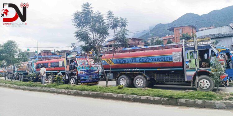दसैँको मुखमा कष्टकर यात्रा, जोखिमपूर्ण यात्रा नगर्न सुझाव