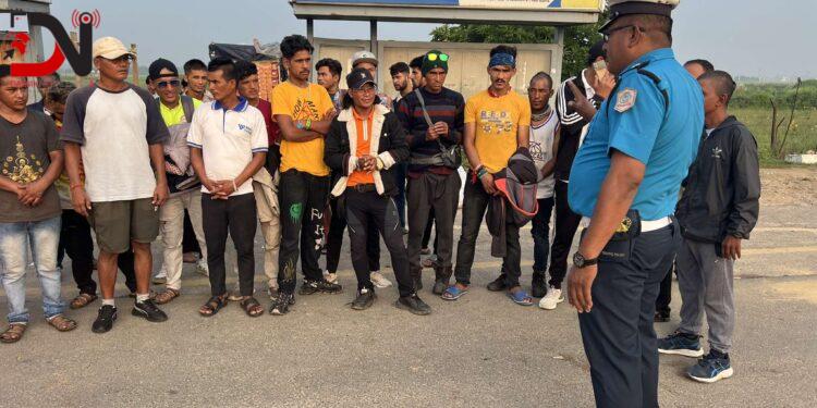 ट्राफिक नियम सिकाउँदै प्रहरी