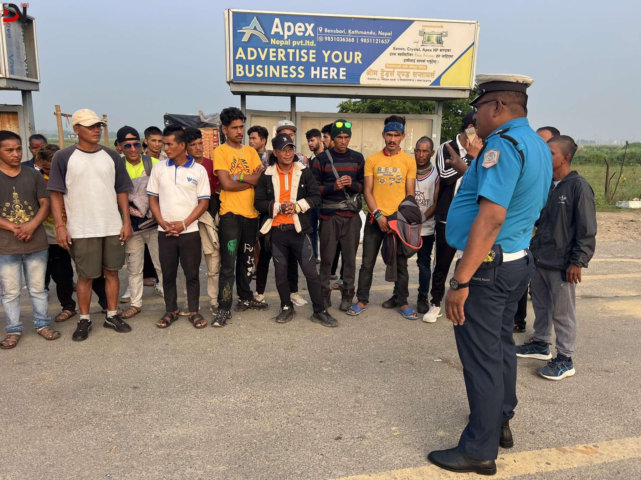 ट्राफिक नियम सिकाउँदै प्रहरी