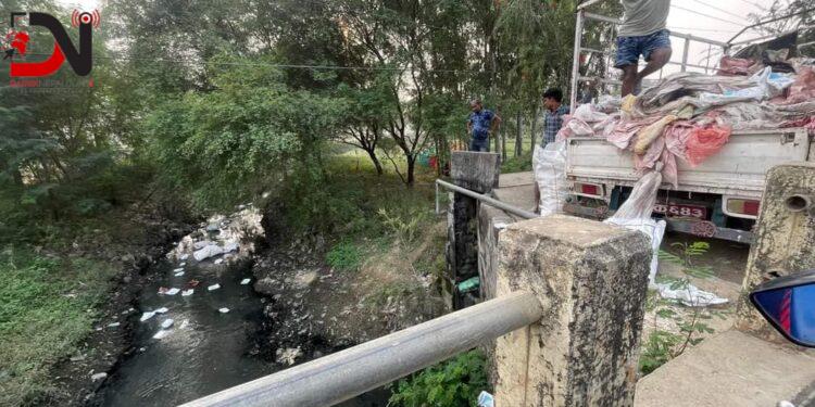 सार्वजनिक स्थानमा फोहोर फालेपछि जरिवाना