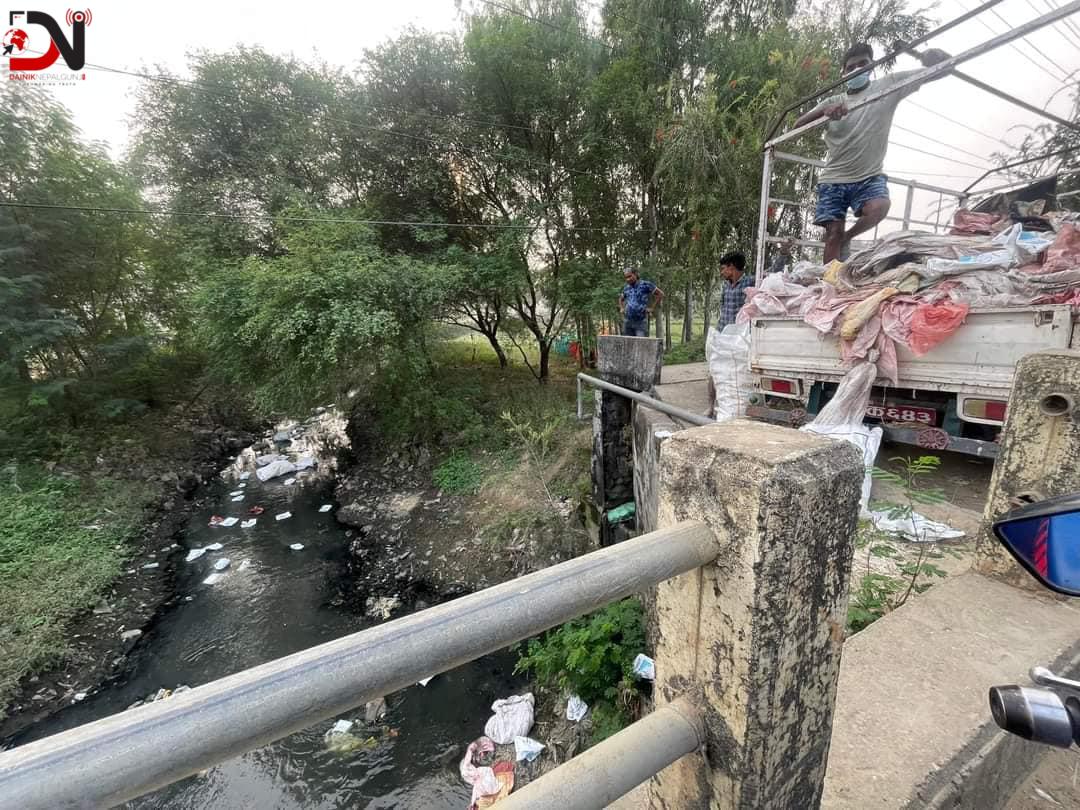 सार्वजनिक स्थानमा फोहोर फालेपछि जरिवाना