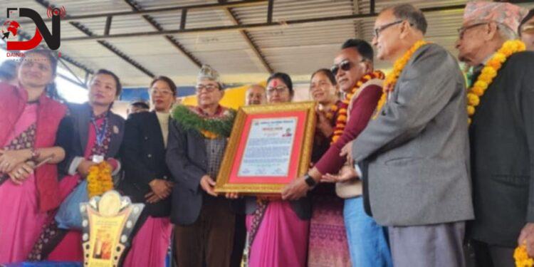 बिदाईमा शिक्षकलाई सुनको तक्मा