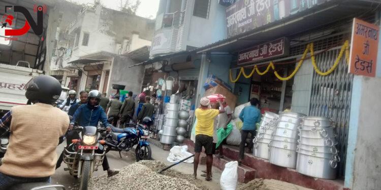 सटरमा पसल, सडकमा सामान