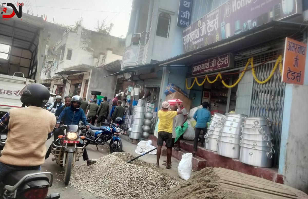 सटरमा पसल, सडकमा सामान